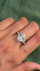 Bague de fiançailles et de mariage de luxe en or blanc 14K ou or jaune, avec diamant de laboratoire taille ovale 3 carats et pierres latérales 0,60 carat, certifiée IGI - Product Image 4