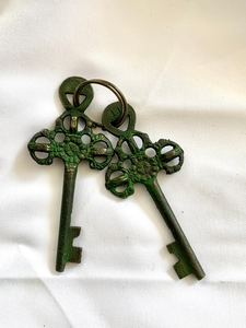 Cadenas en métal vintage en forme de hibou, fait main, avec finition antique et clés décoratives pour portail et porte de maison - Product Image 4