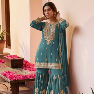 Conjunto de traje Sharara Chinon de diseñador Royal Export con bordado de lentejuelas, dupatta de chinon pesado y forro de crepé de seda. - Product Image 1