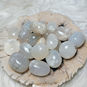 Venta al por mayor 20-30mm Natural Indonesia pluma blanca jaspe piedras preciosas forma caída artesanía cristal pulido para la curación - Product Image 5