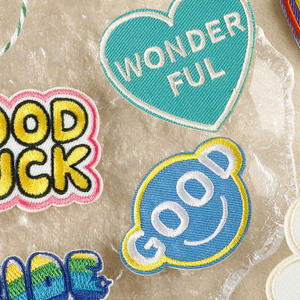 Parches de Bordado DIY con Diseños de Corazones, Girasoles, Palabras en Inglés, Sonrisas y Amuletos de Buena Suerte, Parches Bordados Autoadhesivos para Prendas - Product Image 4