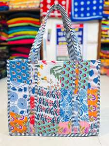 Bolsa de Mano Grande Reversible Personalizada, Acolchada, de Algodón, con Estampado Floral Blanco y Gris, para el Día de San Valentín - Product Image 2