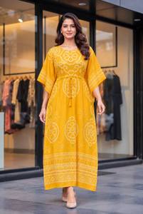Robe longue kaftan en crêpe français imprimé, avec ceinture ajustable et manches larges, idéale pour les vacances, pour femmes. - Product Image 3