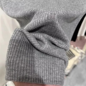 เสื้อยืดแขนกุดคอวีผู้ชาย ผ้าถัก สีเทาล้วน ทรงเข้ารูป สวมใส่สบายๆ - Product Image 2
