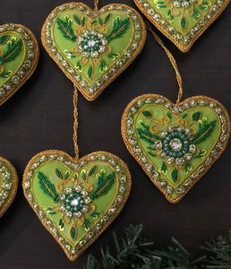 Ornement de Noël artisanal en forme de cœur vert perlé de 4 pouces avec bordure dorée et détails en perles, ensemble cadeau à suspendre pour la décoration - Product Image 1