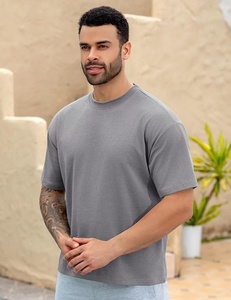T-shirt homme premium, coupe oversize, épaules tombantes, style tendance. - Product Image 3