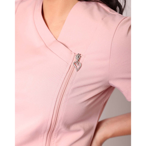 Blusa de Trabajo para Spa y Salón de Belleza, Color Rosa, Manga Corta, Cuello en V, con Cierre Frontal y Logotipo Opcional, Uniforme Tipo Túnica para Mujer - Product Image 6