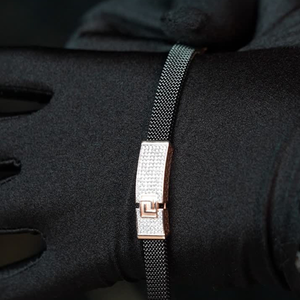 Cinturón punk de titanio para hombre con brazalete de malla dorada con letras personalizadas y diamantes cultivados en laboratorio. - Product Image 1