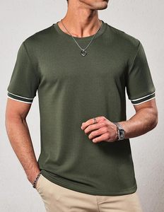 เสื้อยืดแขนสั้นสีเขียวมะกอกสำหรับผู้ชาย ทรงปกติ ผ้าฝ้ายถัก คอทรงโอ ดีไซน์เรียบง่าย สีพื้น แต่งขอบตัดสี - Product Image 4