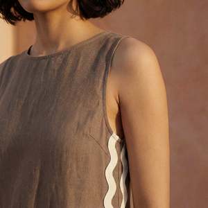 Vestido Corto de Lino y Algodón Marrón con Rayas Onduladas para Mujer, con Tela Ligera, Estilo Moderno y Ajuste Cómodo - Product Image 5
