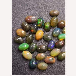 Lot de 581 opales noires naturelles éthiopiennes, ovales 7x5, 8x6, 9x7, 10x8, 11x9 mm et cabochons ronds 5-6 mm, 455 carats, Iroc Sales gemstone cab, 119 $ US - Product Image 1