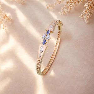 กำไลทองดีไซน์พรีเมียมสำหรับผู้หญิง ประดับเพชรระยิบระยับและหินสีน้ำเงิน เครื่องประดับสวมใส่ได้ทุกวันและเหมาะสำหรับงานปาร์ตี้ - Product Image 2