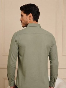เสื้อเชิ้ตผู้ชายสีเขียวเซจ ผ้าฝ้ายเนื้อเรียบ แขนยาว ปกคอปก ทรงสมาร์ทแคชชวล ระบายอากาศได้ดี เหมาะสำหรับใส่ในฤดูร้อน - Product Image 3