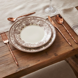 Ensemble de couverts modernes en or rose avec design de manche torsadé pour les mariages, les dîners et la table. - Product Image 2