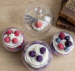 Bougie artisanale parfumée aux fruits rouges dans un bocal en verre, cire de soja, mûre, framboise, myrtille, crème fouettée, bougie décorative - Product Image 3