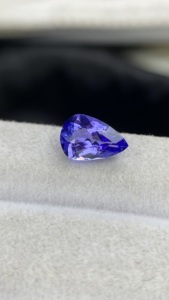 Tanzanite Naturelle Certifiée, Coupe Poire, Pierre Précieuse Non Montée, Couleur et Lueur Exceptionnelles, Zoisite Naturelle, 1,83 Carat, Propre à la Loupe - Product Image 5