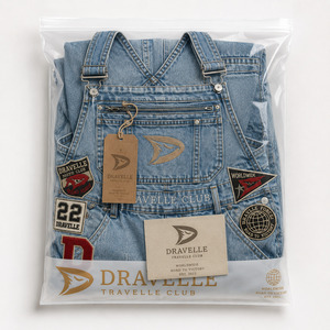 Mono vaquero azul deslavado estilo slouchy con insignias bordadas de marca, estilo hip hop y ropa urbana. - Product Image 5