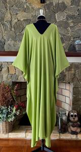 Robe longue kaftan en rayonne vert clair teinte à la main, taille unique, col en V - Product Image 4