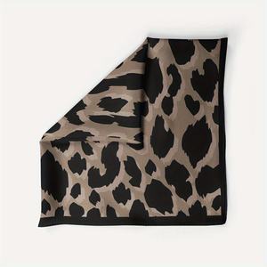Pañuelo de Cabeza Cuadrado de Seda Satinada con Logotipo Personalizado, Diseño Geométrico de Hojas y Animales - Pañuelos Multifuncionales - Product Image 2