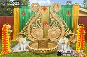 Decoración de escenario Haldi para interiores/exteriores para preparación de rituales, hermosa tina Urli de fibra dorada con forma de loto tradicional con taburetes - Product Image 3