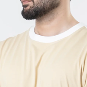 Camiseta de hombre beige personalizada al por mayor con rayas en contraste en los hombros, cuello y puños acanalados blancos, hombros caídos, estilo streetwear - Product Image 4