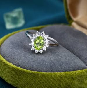 Anillo de Plata de Ley con Peridoto Genuino y Halo de Circonitas, Anillo Apilable con Piedra de Peridoto Natural - Product Image 2