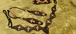 Monturas de caballo de cuero genuino personalizadas, flecos cruzados rosas, estilo occidental, diseño manual, cuello de pecho de seguridad, Headstall incluido - Product Image 2