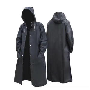 Impermeable unisex con capucha, cierre de botones, color negro sólido, poliéster, chaqueta para exteriores, corte regular con bolsillos. - Product Image 1
