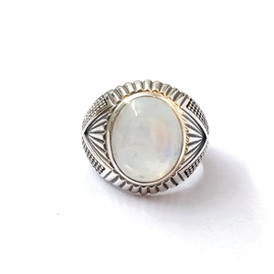 Anillo de Moda con Piedra Lunar, 5.7 Gramos de Peso - Product Image 1