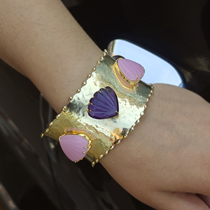 Pulsera de Moda con Amatista, Cuarzo, Calcedonia Rosa y Concha Tallada a Mano, Bañada en Oro Sólido de 18k, Brazalete Abierto - Product Image 3