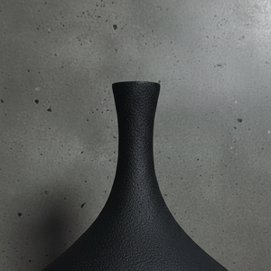 Florero Moderno de Aluminio Fundido en Negro Mate, Base Ancha, Cuello Cónico, Decoración Industrial Moderna para Escritorio, Uso Decorativo Minimalista - Product Image 5