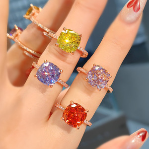 Bague de luxe en or rose avec diamants de haute caratage, sertie de pierres carrées taillées en fleur de glace, couleur caramel intense, pour femme - Product Image 1