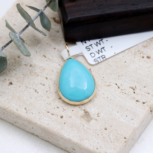 Pendentif Solitaire pour Femme Plaqué Or Jaune 18K Fait Main en Gros avec Pierre Précieuse Turquoise Naturelle Taillée Cabochon Poire et Sertissage Bezel - Product Image 2
