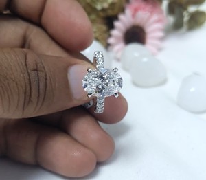 Anillo de Compromiso con Diamante Cultivado en Laboratorio de Corte Ovalado de 4.20 Ct, Oro Blanco Sólido de 14K, Joyería Clásica Única, Anillo de Boda para Mujer - Product Image 4