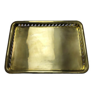Bandeja de Servir Rectangular de Lujo con Acabado Dorado y Recorte Triangular – Plato Decorativo de Metal de Alta Gama - Product Image 1