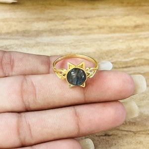 Nouvelle Collection : Bague Étoile Céleste en Labradorite, Bijou Bohème en Laiton Plaqué Or 18K pour Femme, Bague Délicate Étoile Tendance, Vente en Gros - Product Image 6
