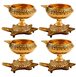 Diya en laiton orné avec une poignée majestueuse de style paon et une base décorative en forme de piédestal. Disponible à prix de gros. - Product Image 4