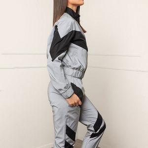 Ensemble deux pièces décontracté en nylon pour femme avec logo personnalisé OEM, survêtement coupe-vent streetwear personnalisé pour femme - Product Image 2