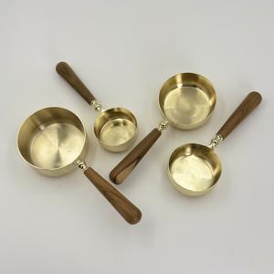 Juego de Cucharas y Tazas Medidoras de Acero Inoxidable con Recubrimiento PVD Dorado, con Mango de Madera, para Repostería - Product Image 4