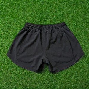 Shorts de course athlétiques à ourlet incurvé avec doublure en mesh, double poche, logo personnalisé, vente en gros OEM - Product Image 2
