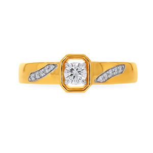 Anillo de Diamantes Solitario de Corte Redondo Chapado en Oro Amarillo de 18K con Engaste Cuadrado y Detalles Laterales de Diamantes para Hombre - Product Image 3