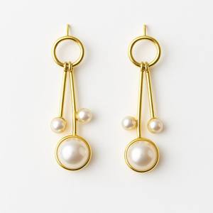 Pendientes de Plata de Ley 925 con Baño de Oro de 14K, Diseño Minimalista con Triple Perla, Joyería Moderna para Regalo - Product Image 1