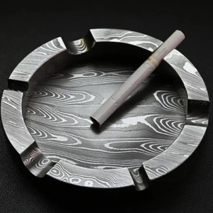 Cendrier en acier Damas de haute qualité, fait main, design unique, résistant à la chaleur, accessoire pour fumeurs, décoration de table - Product Image 1