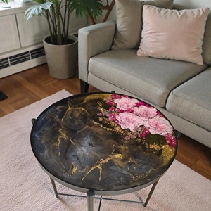 Mesa de Centro Moderna de Resina con Diseño Floral Rosa y Estructura Metálica, Mueble Decorativo Contemporáneo para Sala de Estar - Product Image 5
