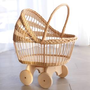 Cochecitos de juguete de mimbre natural para muñecas y ositos de peluche, venta al por mayor. - Product Image 1