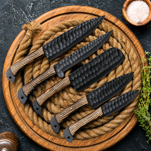 Ensemble de 5 couteaux de cuisine en acier au carbone de style viking, faits à la main, gravés, ensemble de couteaux de chef, ambidextres, professionnels, manches en bois, durables - Product Image 1