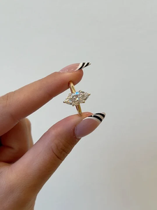 Anillo de compromiso y aniversario de lujo con diamante marquise de laboratorio de 2.8 ct, oro amarillo de 14k, D VVS2, con diamante de laboratorio en forma de cometa lateral, certificado IGI - Product Image 3