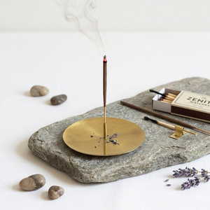 Porte-encens en laiton, forme ronde simple, plateau en métal pour attraper les cendres, pour bâtonnets d'encens. Design moderne et élégant pour le yoga et la méditation - Product Image 5