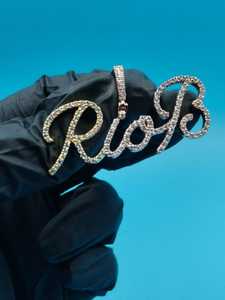 จี้เพชรโมอิสซาไนต์แบบกำหนดเอง ประดับเพชรเต็มตัวอักษร จี้เงินแท้ 925 สไตล์ฮิปฮอป จี้ตัวอักษรแบบเขียนลายมือ จี้แร็ปเปอร์สุดหรูสำหรับผู้หญิง - Product Image 3