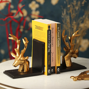 Porte-livres décoratifs en laiton et bois avec figurines humaines dorées, motif cerf et personnage, pour bibliothèque et bureau - Product Image 1